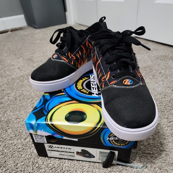 YOUTH Size 5 Heelys - Picture 2 of 4